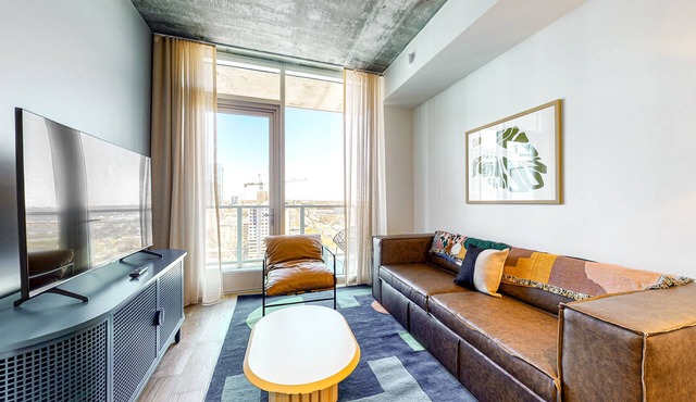 Rainey Street Luxe condo - skyline-view balcony - rooftop pool & gym