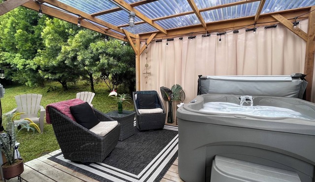 Rainforest Art House w/Hot Tub,5 Min to Volcanoes Natl Park 4bdrm 2ba sleeps 8