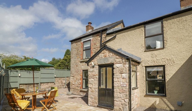 RAINFOREST COTTAGE, pet friendly, with a garden in Ruspidge