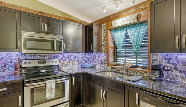 Rainforest Shower, Fireplace, Grill, Private Yard. No Cleaning Fee!