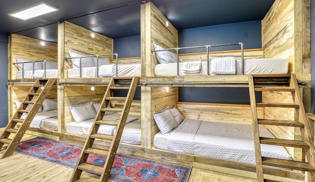 Rainier Bunkhouse & Bar-Cade- HotTub,MtnView,2 blks to Packwood Brewing! Pets ok