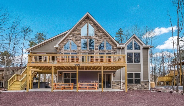 "Rainier" ELEVATOR, Wi-Fi, Private Hot Tub, Firepit, Sound System & Pool Table