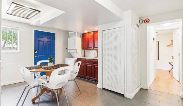 Rainier Entire Upper Floor - Walk to Metro