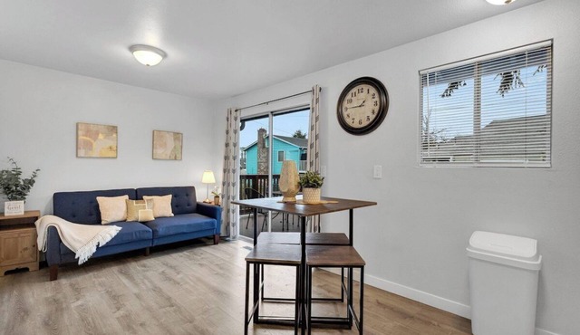 Rainier Entire Upper Floor - Walk to Metro