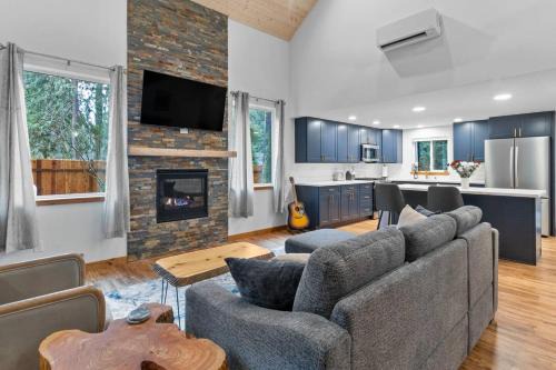 Rainier's Newest Luxury Chalet with Hot Tub-AC-WiFi