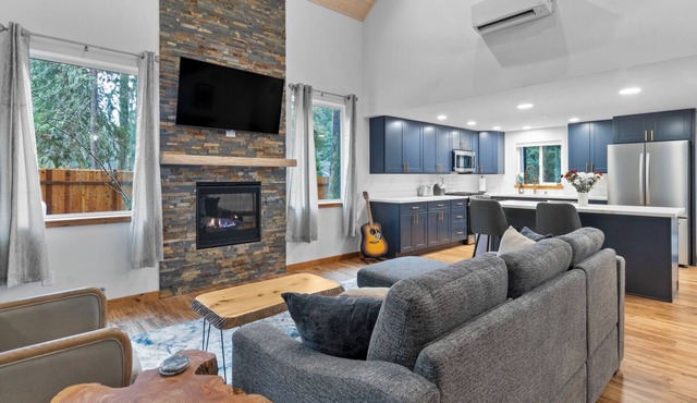 Rainier's Newest Luxury Chalet w/Hot Tub-AC-WiFi