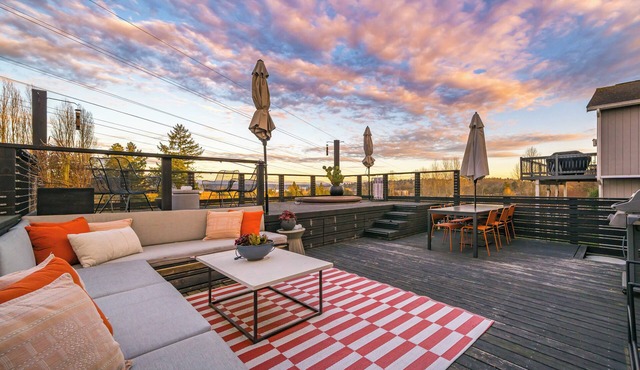 Rainier View House w/HotTub Near Lightrail