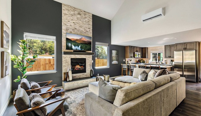 Rainier Winter Base Camp: Modern Cabin, Hot Tub, Fire Pit