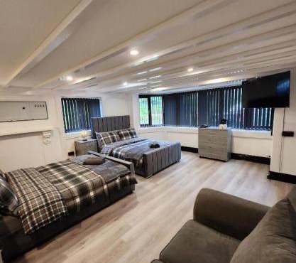 Rainsough Cottage Guest House - Sleeps upto 8 with ensuite - Free Parking & WiFi