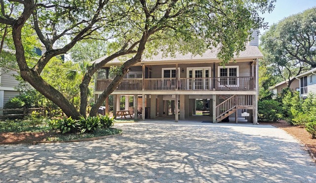 Raised Beach Cottage, Screened Porch, Rocking Chairs, 2 TV Dens, Walk to Beach
