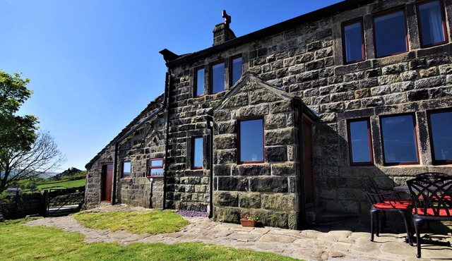 RAKE HEY FARM, pet friendly, character holiday cottage in Todmorden