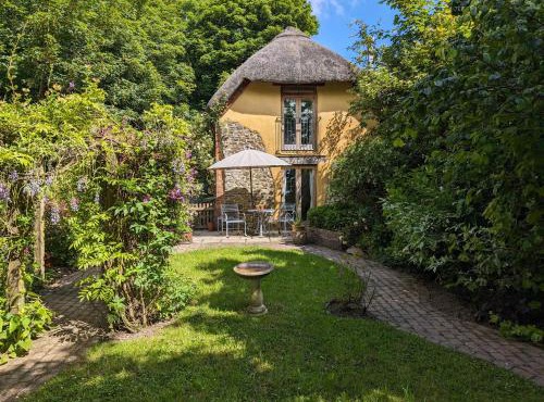 Raleigh Cottage - Thatched one bedroom cottage