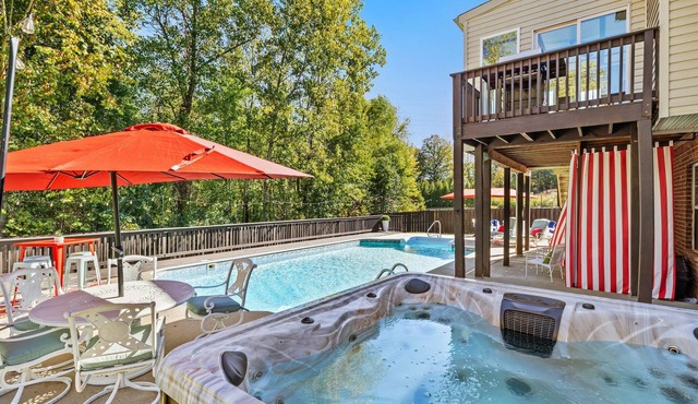 Rally Point Inn: private family getaway with pool, gym, hot tub, arcade