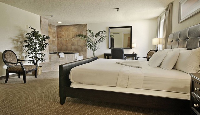 Ramada by Wyndham Bettendorf