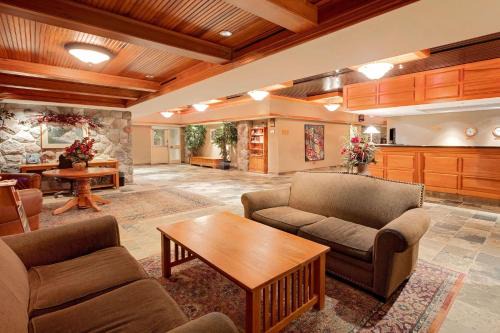 Ramada by Wyndham Pinewood Park Resort North Bay