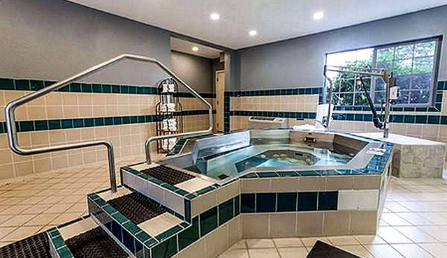 Ramada by Wyndham Portland - Cozy Lodging on I-205 in a bustling Neighborhood