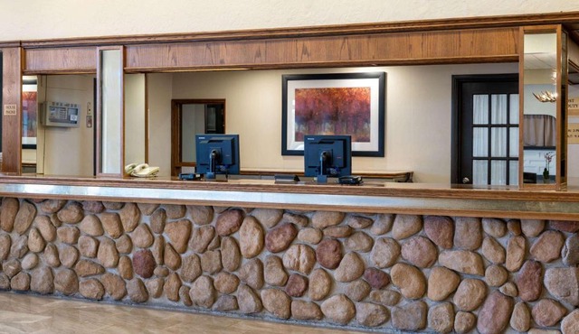 Ramada by Wyndham Thunder Bay Airlane Hotel