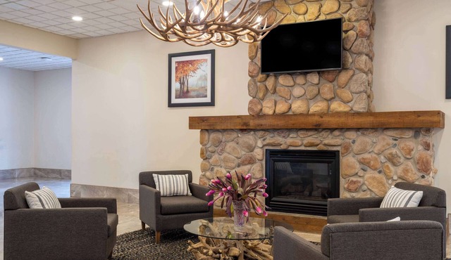 Ramada by Wyndham Thunder Bay Airlane Hotel