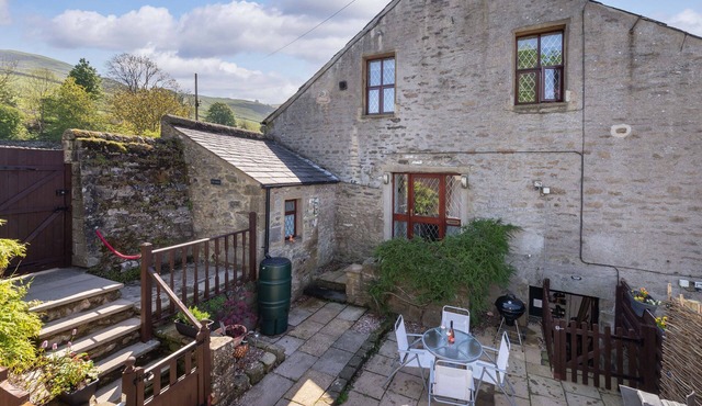 RAMBLERS RETREAT, pet friendly, with hot tub in Settle