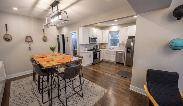 Ramblers' Station – Sporty 3BR Apt Steps from Loyola & Lake w/Free Parking