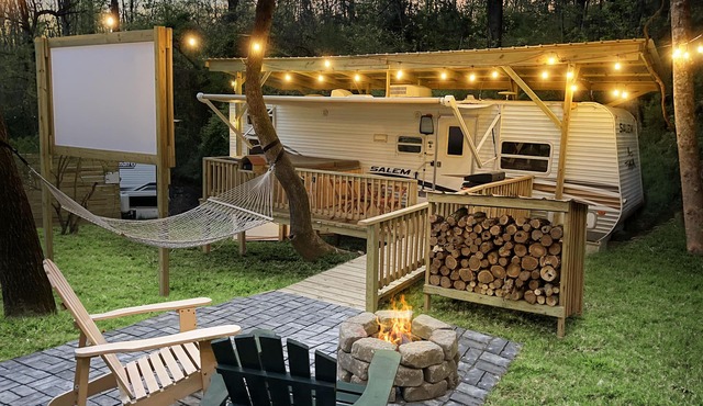 Ramblin Rose Mountain Camping with Theater, Hot-Tub, Fire-Pit & Hiking Trails