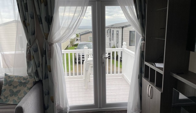 Rambling Rose caravan with sea view on Rockley Park