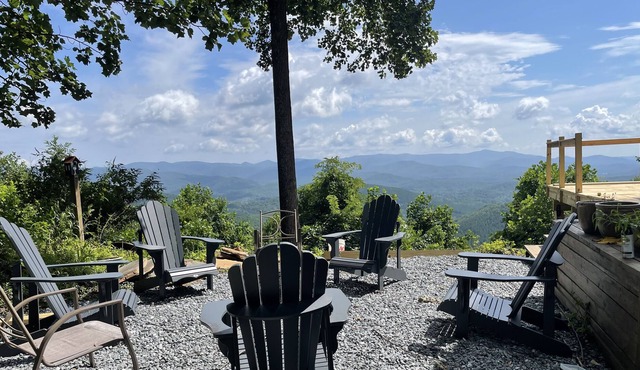 Rambling Rose Creekside Retreat near Asheville and Lake Lure