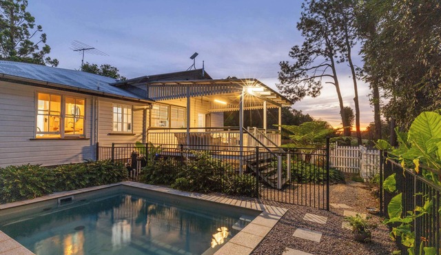 Rambling Roses: Timeless Retreat in Witta for 8