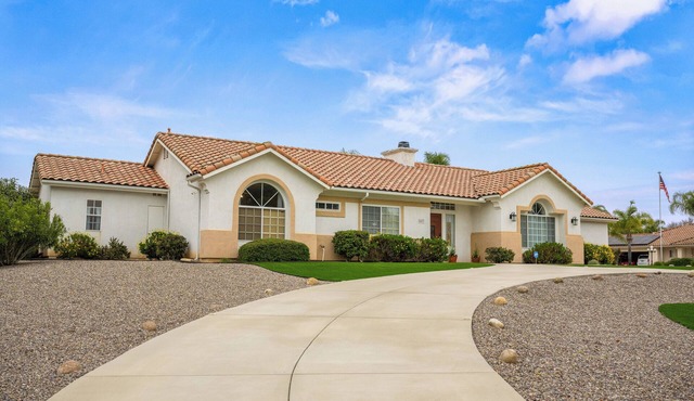 "Ramona's Central Gem: Your Perfect Vacation Retreat Awaits!"