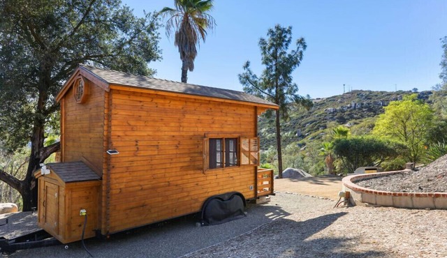 Ramona Wine Country Cabin Near San Diego. Walk to wineries. Pool.