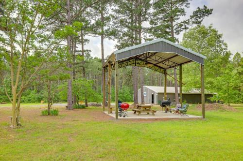 Ramp Entry! Quaint Cottage Near Greers Ferry Lake