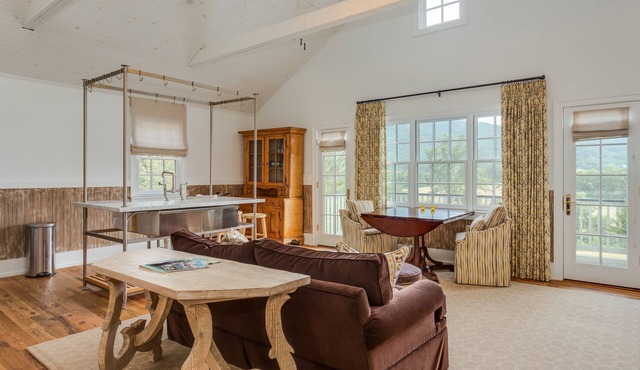 Ramsay Estate Carriage House – Luxury Retreat with Mountain Views