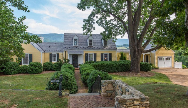 Ramsay Estate Cottage – Luxury Vineyard Retreat with Mountain Views