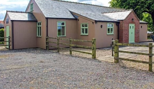 RAMSDEN HALL, character holiday cottage, with a garden in Spilsby