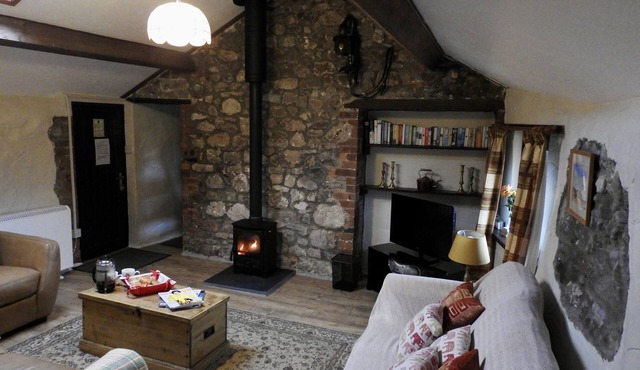 RAMSGROVE, pet friendly, character holiday cottage in Pilton