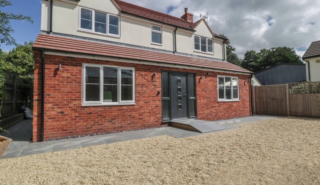 RANBIR HOUSE, pet friendly, with hot tub in Longhope