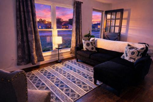 Ranch-3 Bedroom-Pet & Kid-Fenced -EV Charging-King Bed