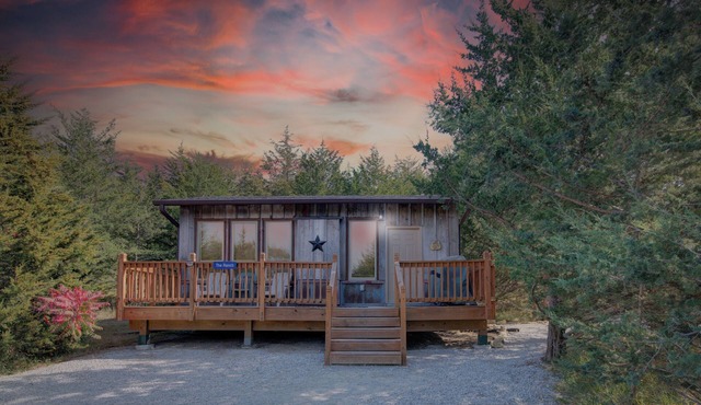 Ranch Cabin w/Hot Tub. Communal Sleeping 2 Queen + Full Trundle