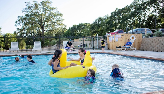 Ranch Home at Resort - 2 minutes from water park and First Monday