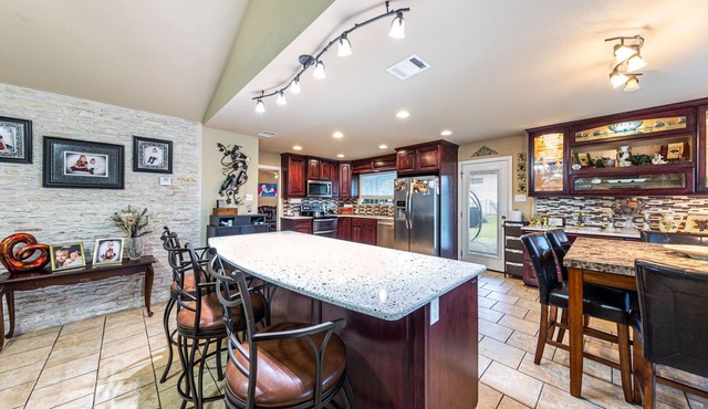 Ranch Home w Gorgeous Kitchen-Office-Big Screens-Covered Porch-Playscape & Lg Basketball Court