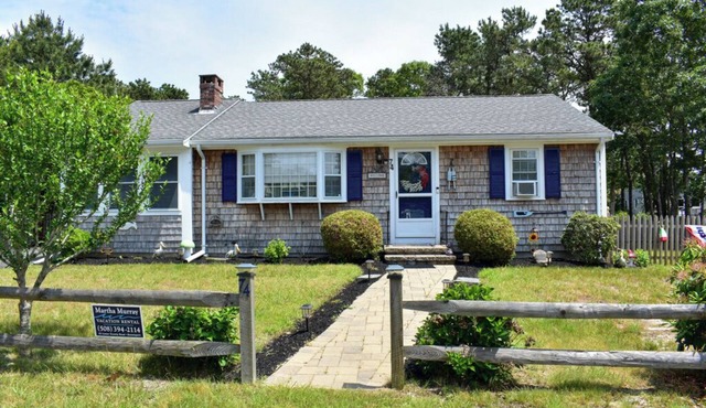 Ranch home with screened sunporch just 7/10 miles to Dennisport beaches.