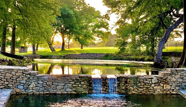 Ranch House Farm Stay w/Fishing/RecCourt/Pools/Kayaks/FarmAnimals