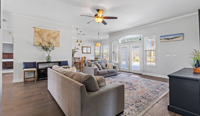 Ranch House w/Pools, Pickleball, Sand Volleyball 10 mins to Springs