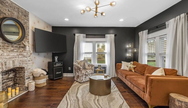 Ranch house with a fenced backyard, firepit, and front porch. King suite plus queen-over-queen bunk room, sleeps 6, free parking included. Eight minutes from Geodis Park, ten from the airport, fourteen from Broadway.
