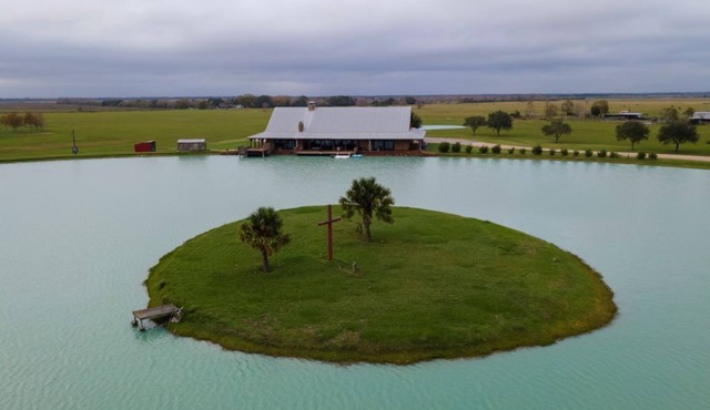⍣Ranch ⍣Incredible 70-Acres Estates Restoration Ranch retreat lake sleep 40-52 ⍣