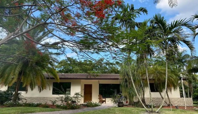 Ranch life in the City - Heated Pool - Water views -1 acre