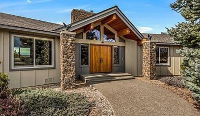 Ranch property close to Bend and Downtown Tumalo with mountain views.