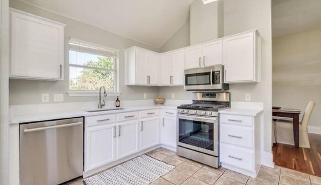Ranch style 4 bedroom close to Domain & Kalahari