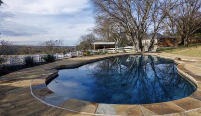 Ranch Style House on 3 acres w/pool and hot tub