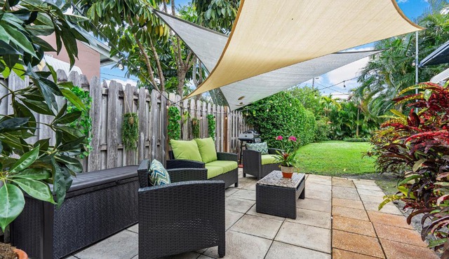 Ranch Style w/Lush Courtyard & Grill, Full Kitchen- 5 Min to Beach